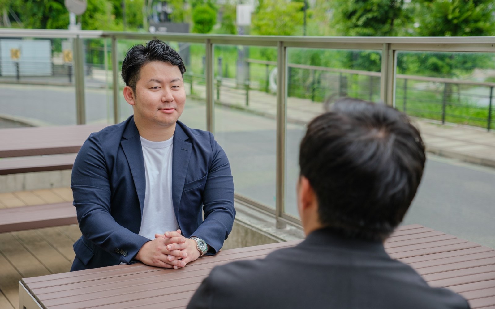 相談者と向き合って話を聞く様子